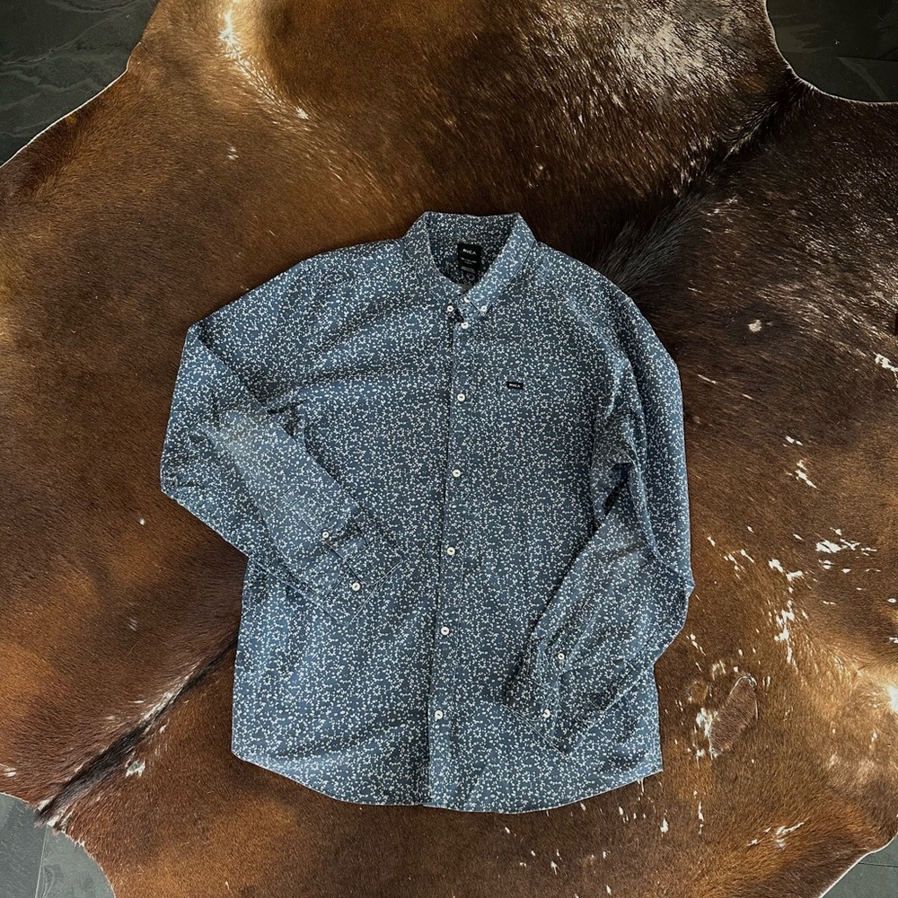 Men’s RVCA navy blue printed long sleeve button down, top tier condition!